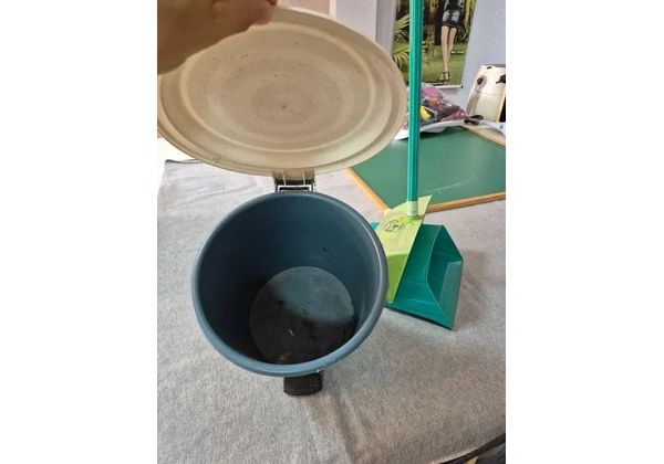 Lixeira mais pá recolhedora, valor 20.00 reais.