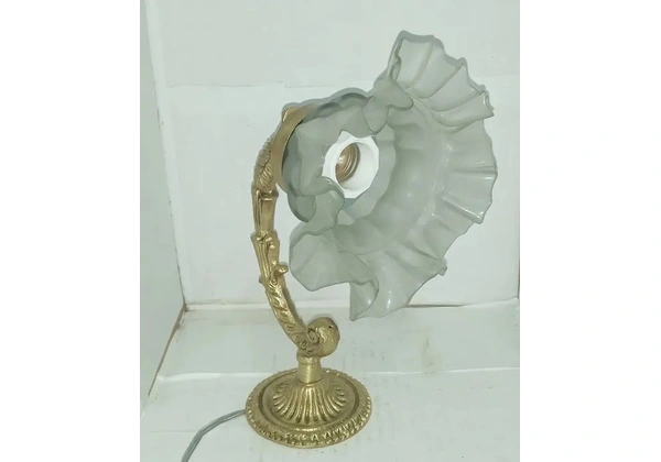 abajur em bronze curvo com tulipa fosca