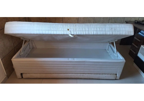 Vendo cama Box com bau