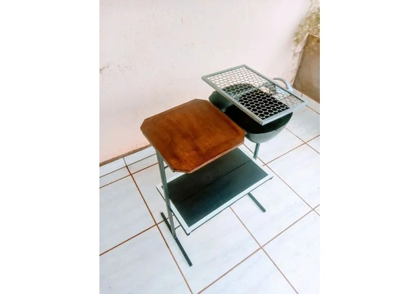 Churrasqueira a carvão com tábua de corte e prateleira