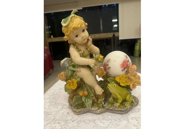 Uma peça de resina angelical para decoração do lar .