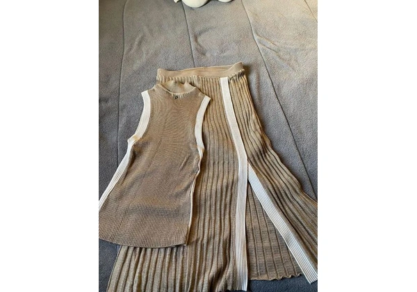 Conjunto saia e blusa da LE LIS BLANC.
