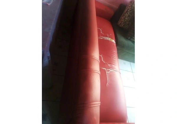 Sofá 4 lugares com marca de uso