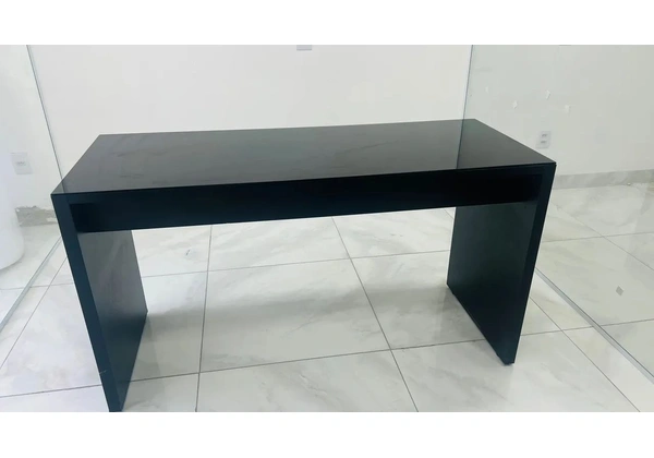 Mesa de escritório com tampo de vidro