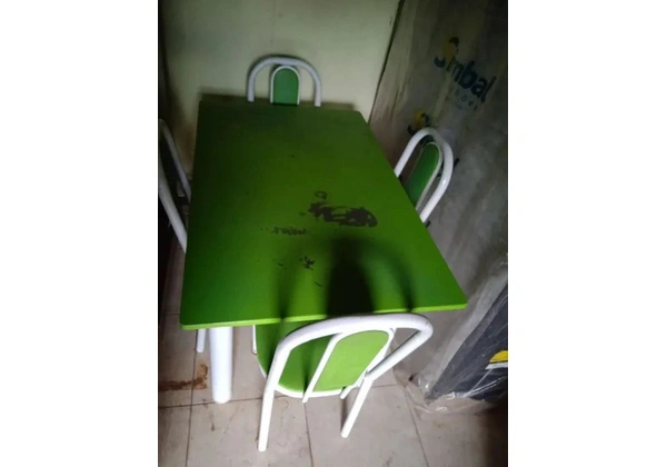 MESA COM CADEIRAS
