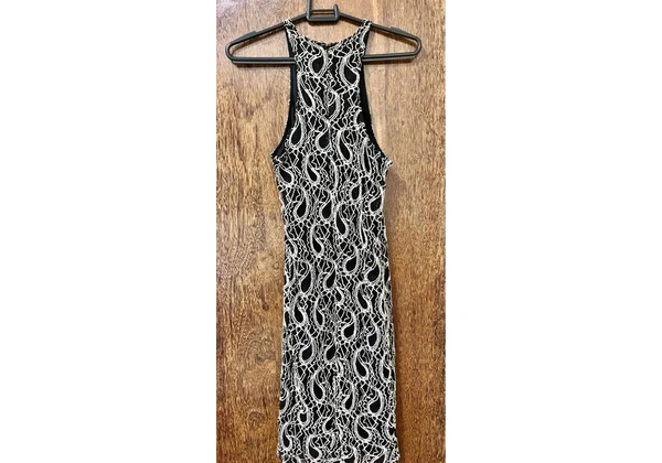 Vestido renda preto e dourado