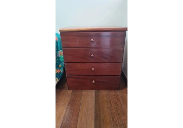 Cômoda MDF, lâmina mogno amadeirado, com gavetas