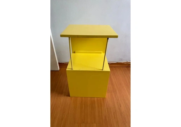 Mesa de Cabeceira Amarela - Usada