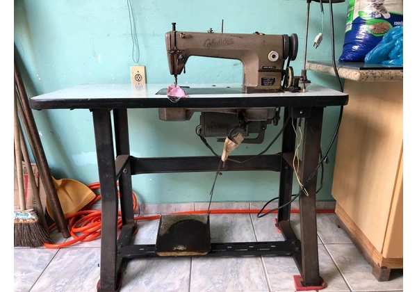 Máquina de custura em ótimo estado.