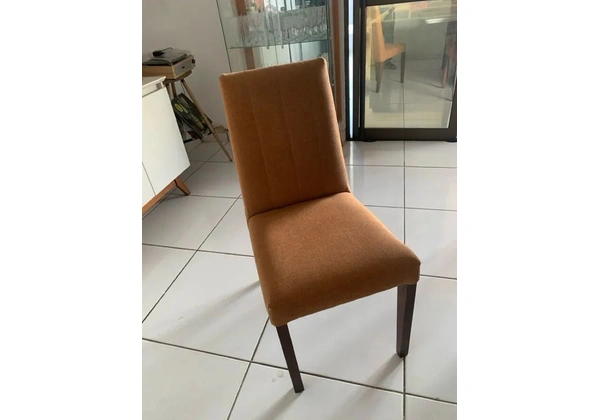 Cadeira para mesa de jantar em madeira e tecido de linho