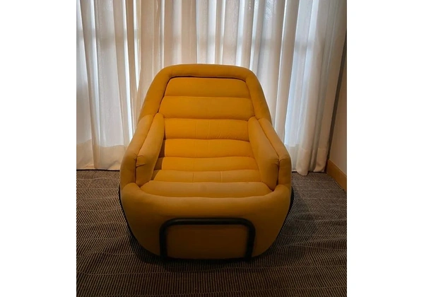 Poltrona original anos 70 amarela restaurada