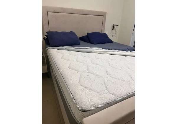 Cama Queen com cabeceira acabamento fino.