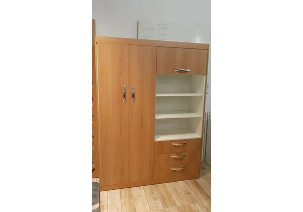 Roupeiro amadeirado direto da fábrica