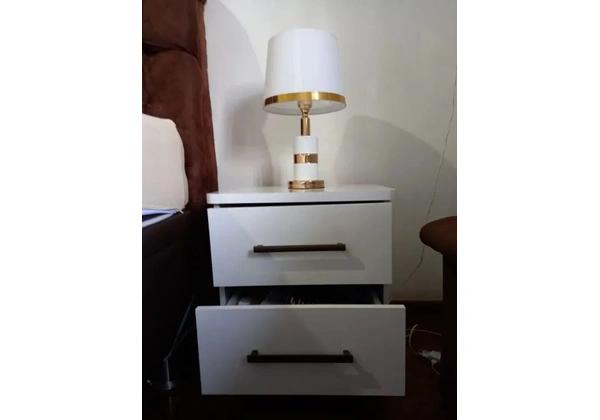 VENDO O CONJUNTO DE 2MESAS DE CABICEIRA + ABAJOUR