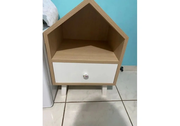 Criado mudo modelo casinha