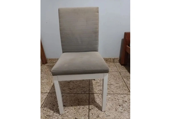 Mesa com 4 cadeiras acolchoada