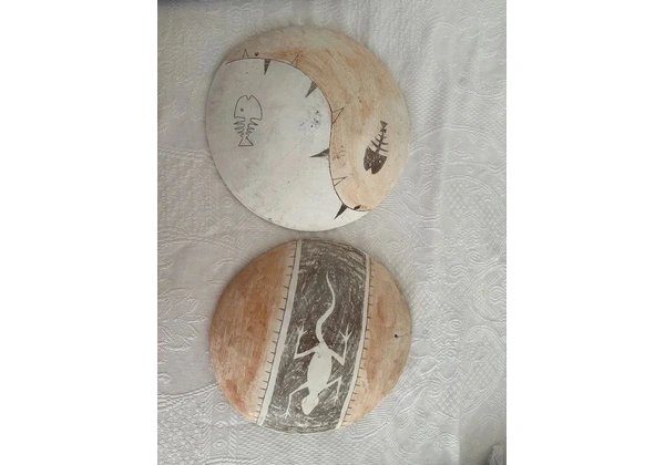 Pratos de parede com pinturas rupestres