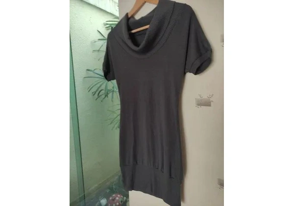 VESTLEGGING poliamida Tam P (42) 50, 00<br>Linha fina cinza <br>Altura 78cm
