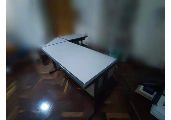 Escrivaninha/Mesa de escritório em L marca Projeto. Barata