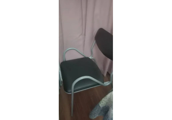 Mesa de computador ou escrivaninha em tampos fé vidro com detalhes e cadeira vai junto