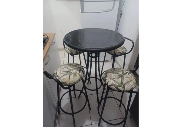 Mesa bistror com 4 banquetes