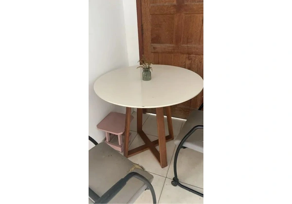 Mesa de jantar redonda pés de madeira