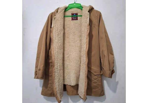 Casaco de frio P caramelo com pele.