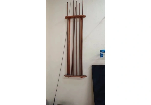 Mesa de bilhar com 6 tacos mais o suporte e algumas bolas de bilhar