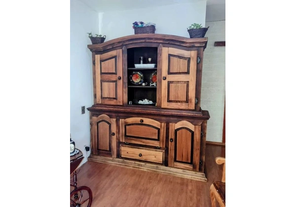 Arca/ buffet em madeira maciça