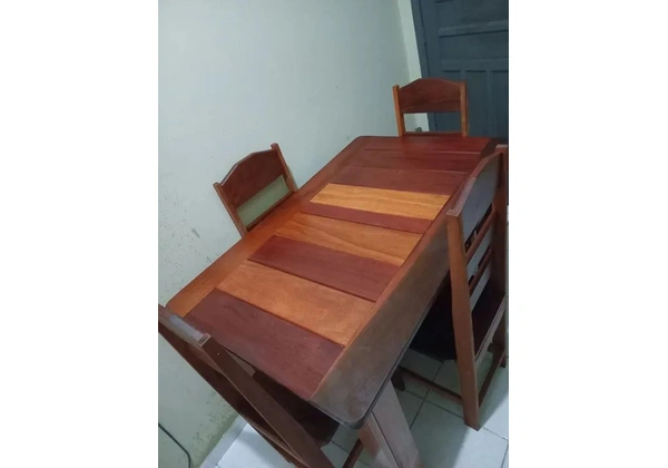 Mesa de cozinha, quatro cadeiras