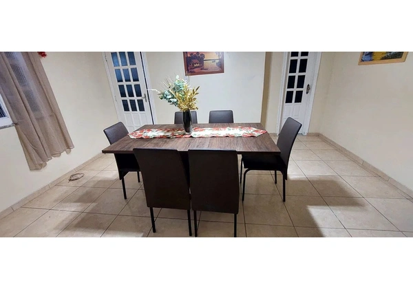 Conjunto de mesa e cadeira de jantar - cor tabaco.