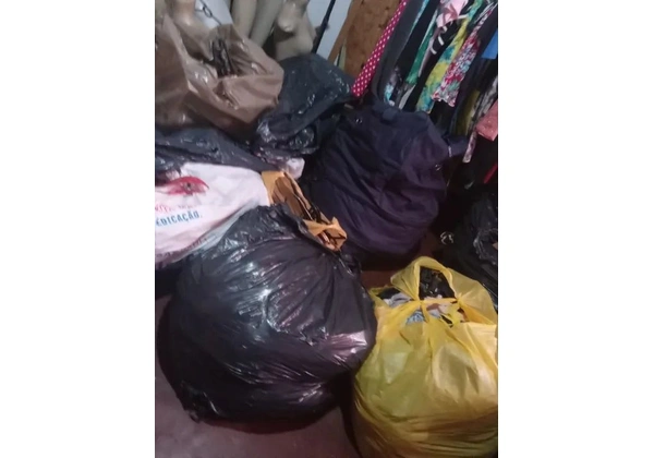 Vende se BAZAR COMPLETO COM ARARA, MANEQUINS E CABIDES. APENAS 800, 00