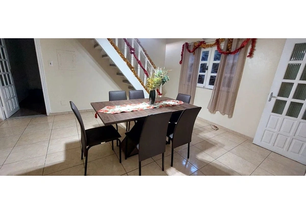 Conjunto de mesa e cadeira de jantar - cor tabaco.