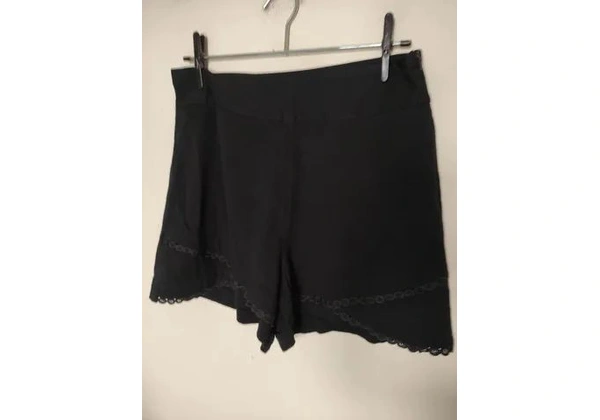 MOB SHORTS SAIA TAM 38 ( veste até Tam 42) 45, 00<br>Altura 40cm<br>Cintura 41cm<br>Preto