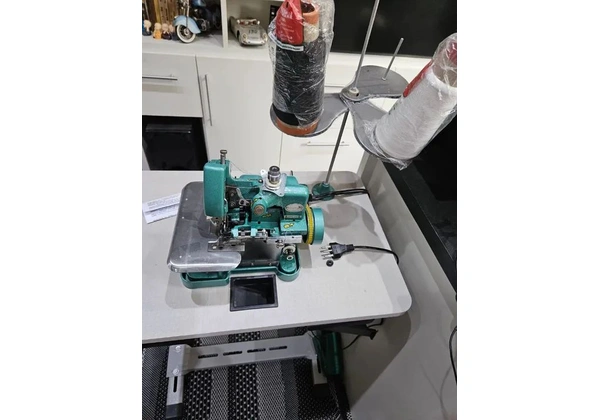 Maquina Overlock nova