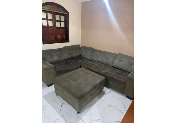 Sofá grande com puff que vira cama