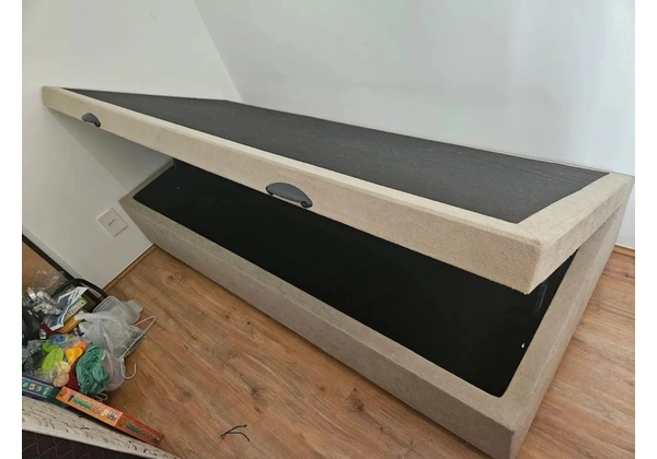 Box de Solteiro à Venda