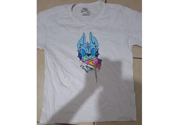 Camiseta Nike Sb Shoe-Pacabra Branca