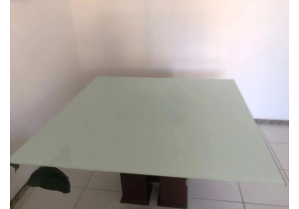 Mesa de jantar seminova.