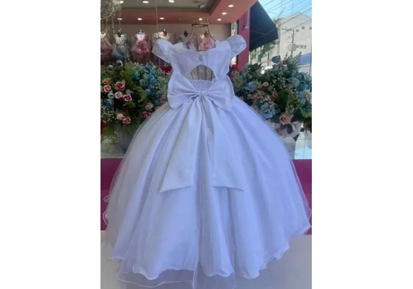 Vestido de daminha luxuoso.