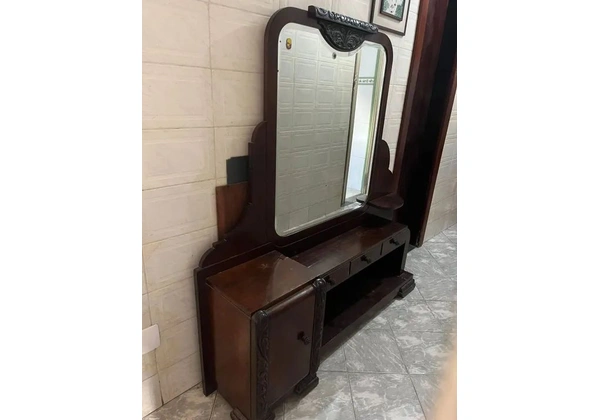 Penteadeira de madeira pura ébano esculpida para quem valoriza antiquário.