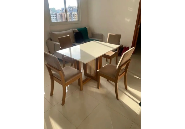 Mesa de jantar branca com 4 cadeiras