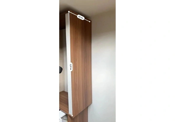 Escrivaninha com cadeira - pouquíssimo uso .