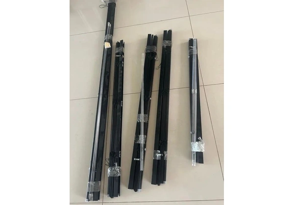 Persianas de alumínio e cortinas rolôs em perfeito estado .
