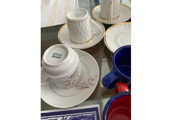 Lotes de xícaras, pires, artigos de decoração etc variados