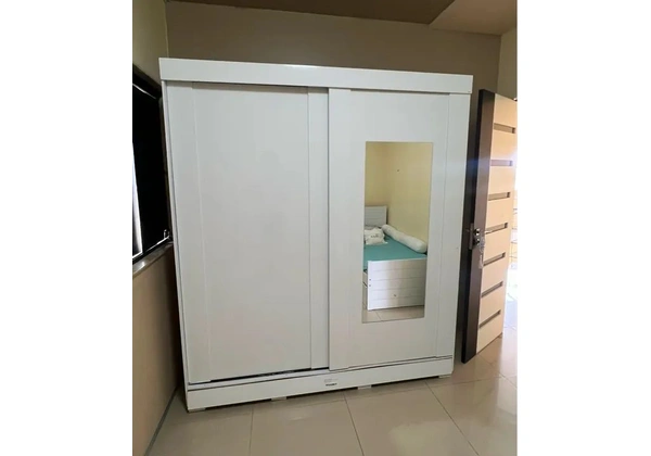 Guarda roupas de duas portas com espelho