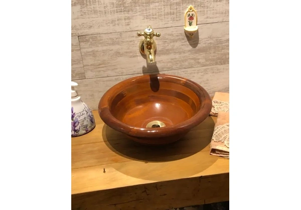 Cuba para lavabo em mogno com suporte em latão dourado
