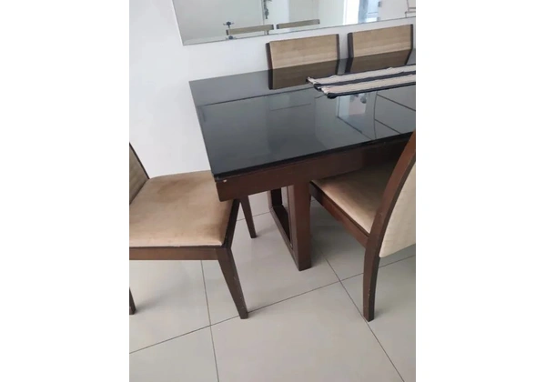 Mesa de Jantar em Madeira com Tampo de Vidro Preto