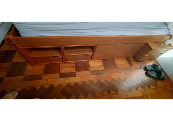 Cama casal com gavetas
