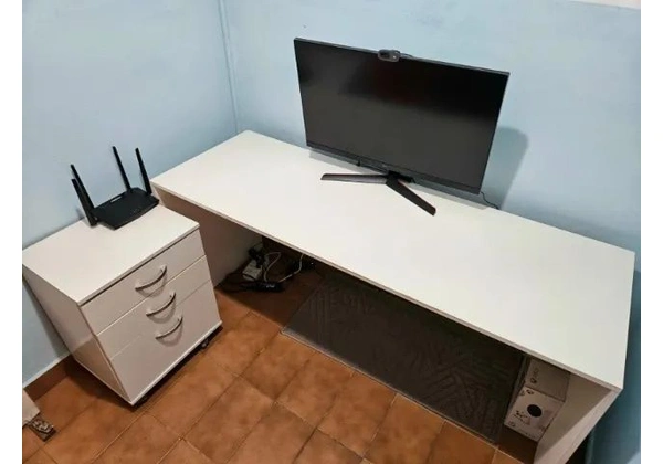 Conjunto Escrivaninha e Gaveteiro em Ótimo estado.